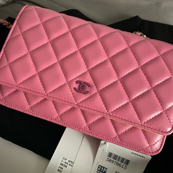CHANEL PINK 21P WOC IRIDESCENT HARDWARE LIMITED EDITION Beautiful 💕 ❌sold FF❌ - Picture 2 of 16